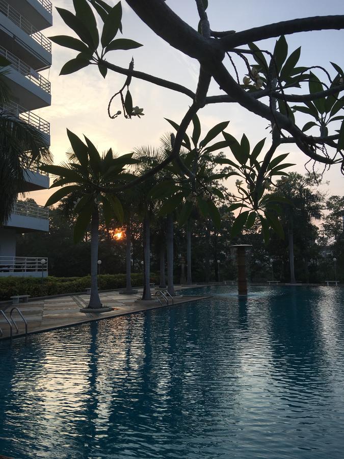 View Talay 5D Golf Apartment Pattaya Exterior foto